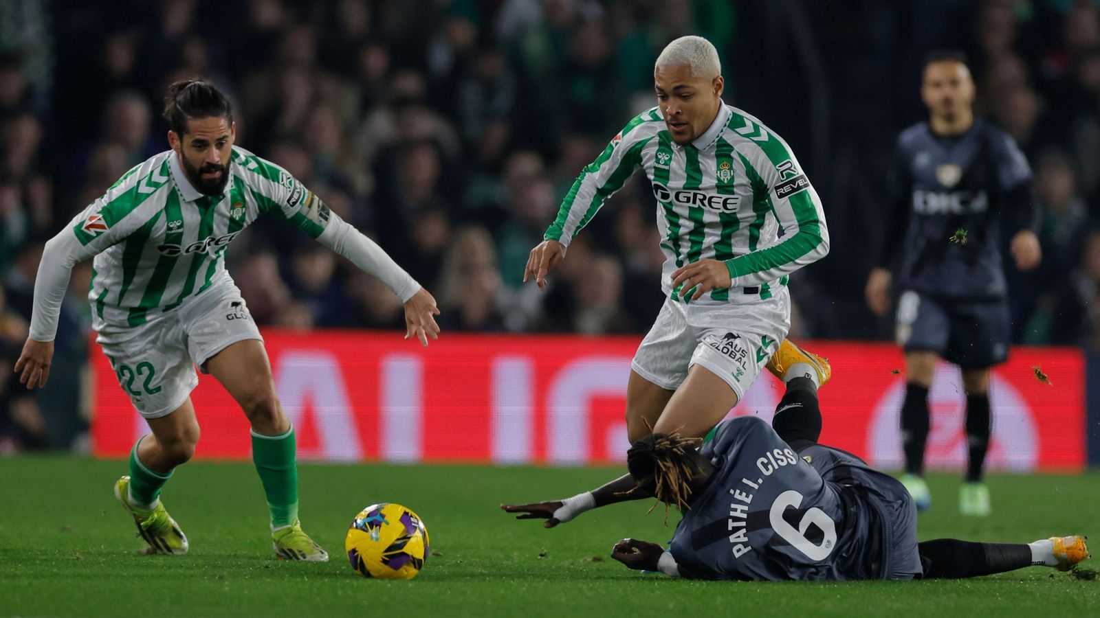 Vitor Roque trata de llevarse el balón ante Prhé Ciss.