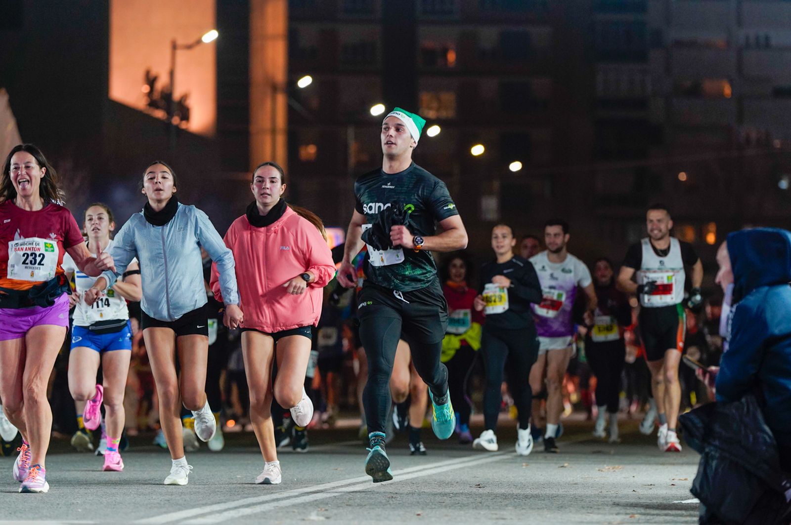 En imágenes: búscate en tu llegada a meta de la Carrera de San Antón 2026 (15)