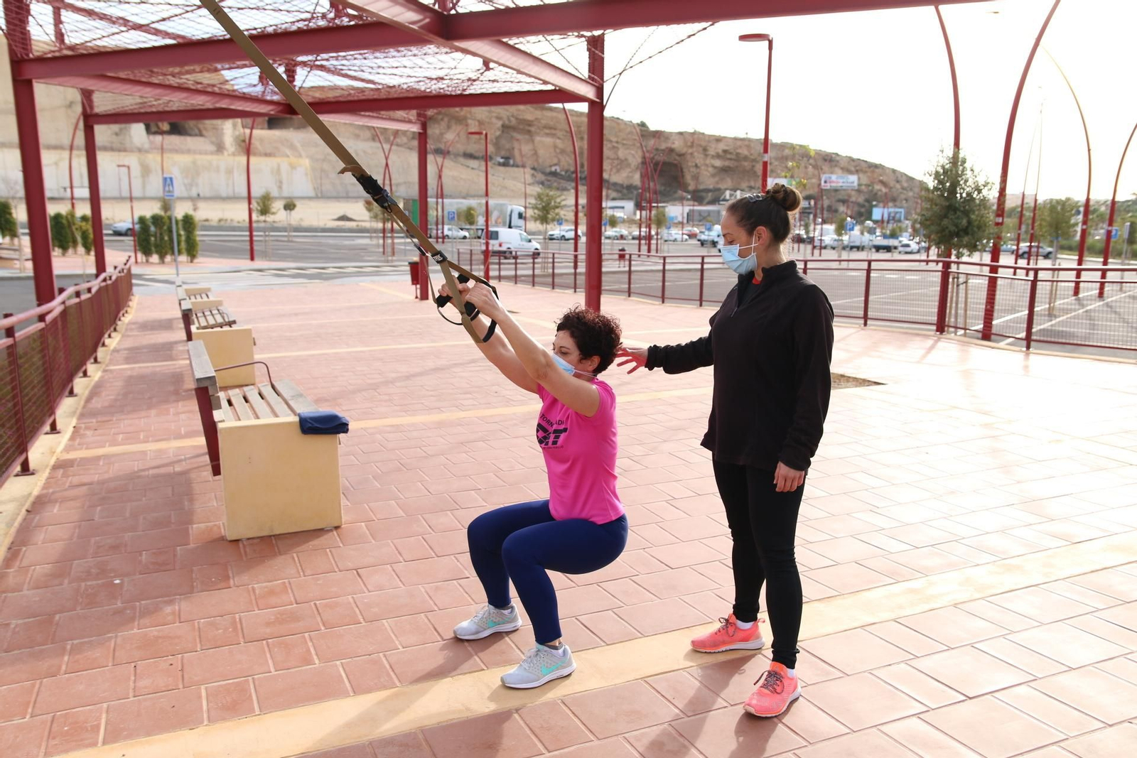 Fotogalería de los gimnasios urbanos en los parques de Almería.