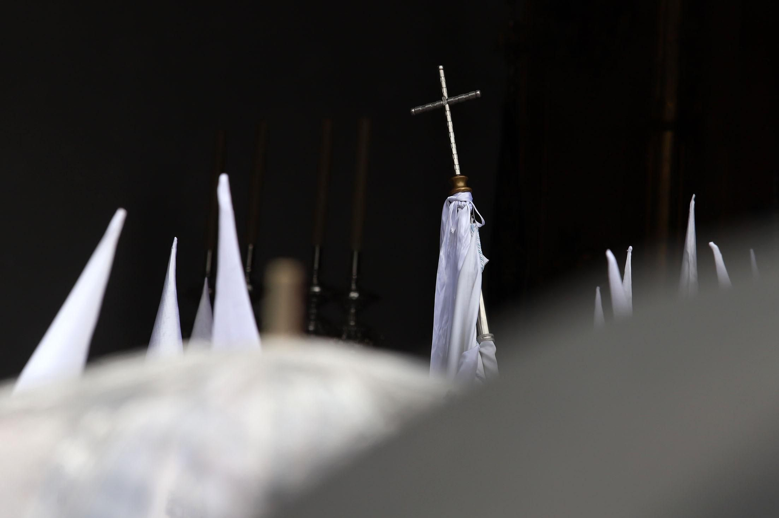 Imágenes de la procesión del Cautivo  bajo la lluvia en Huelva