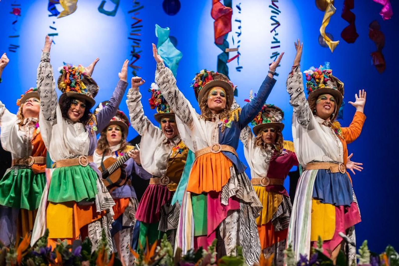 La comparsa femenina 'En el nombre de Moma' durante su actuación en 2023