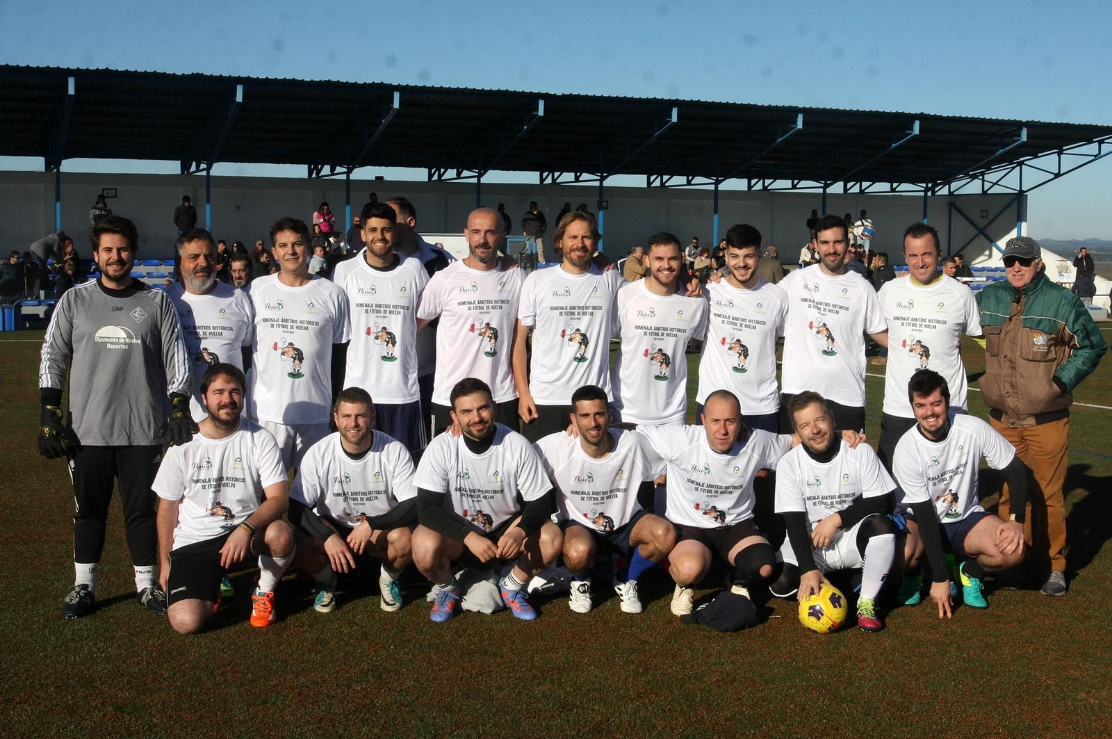 Imágenes del partido homenaje a los árbitros históricos de fútbol de Huelva