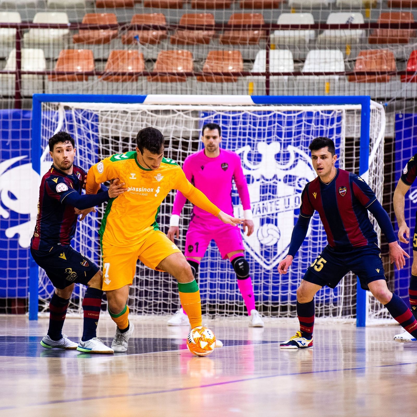 El bético éric Pérez trata de controlar el balón ante un rival.