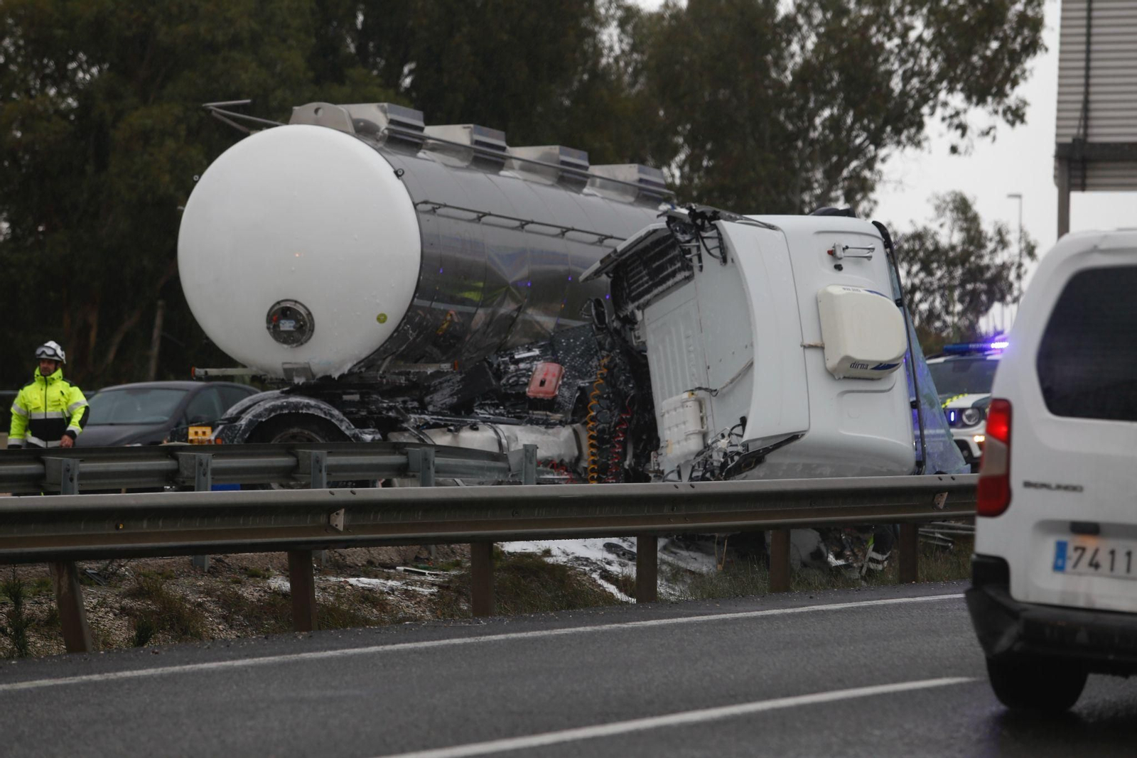El aparatoso accidente de un camión cisterna colapsa la A-7 en Los Barrios