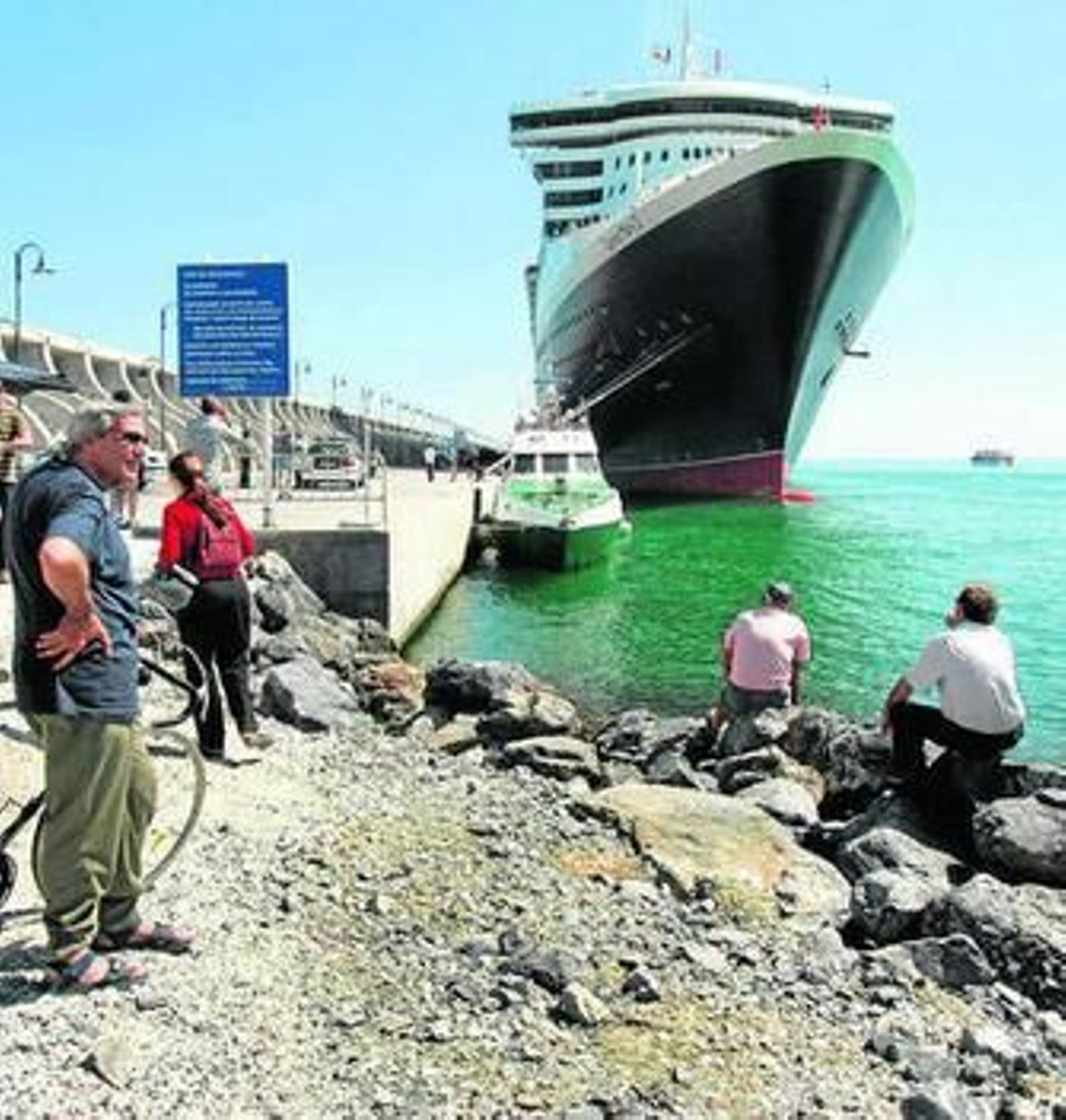 El 'Queen Mary 2', durante su estancia en Málaga en junio de 2004.