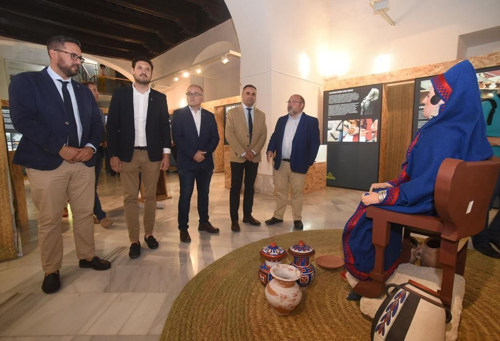 El equipo de Diputación junto a la versión 'humanizada' de la Dama.