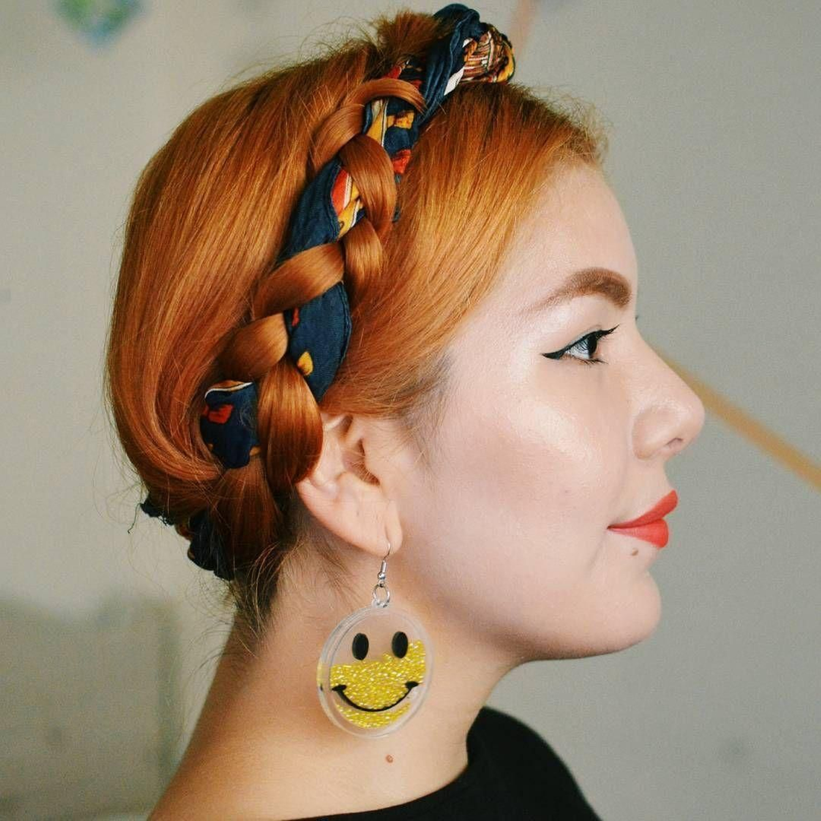 La trenza con pañuelo es tendencia este verano. Conseguir este look es muy sencillo: ata un pañuelo mediano con un nudito a tu pelo o engánchalo con una horquilla. Después, divide tu melena en dos mechones y haz una trenza como la harías normalmente, usando el pañuelo como tercer mechón. Voilà! Déjala suelta, a un lado o recogida: todas son preciosas.