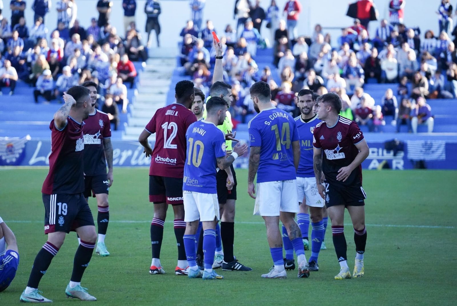 Momento en el que el colegiado muestra la roja directa a Sergio Díez en Linares.