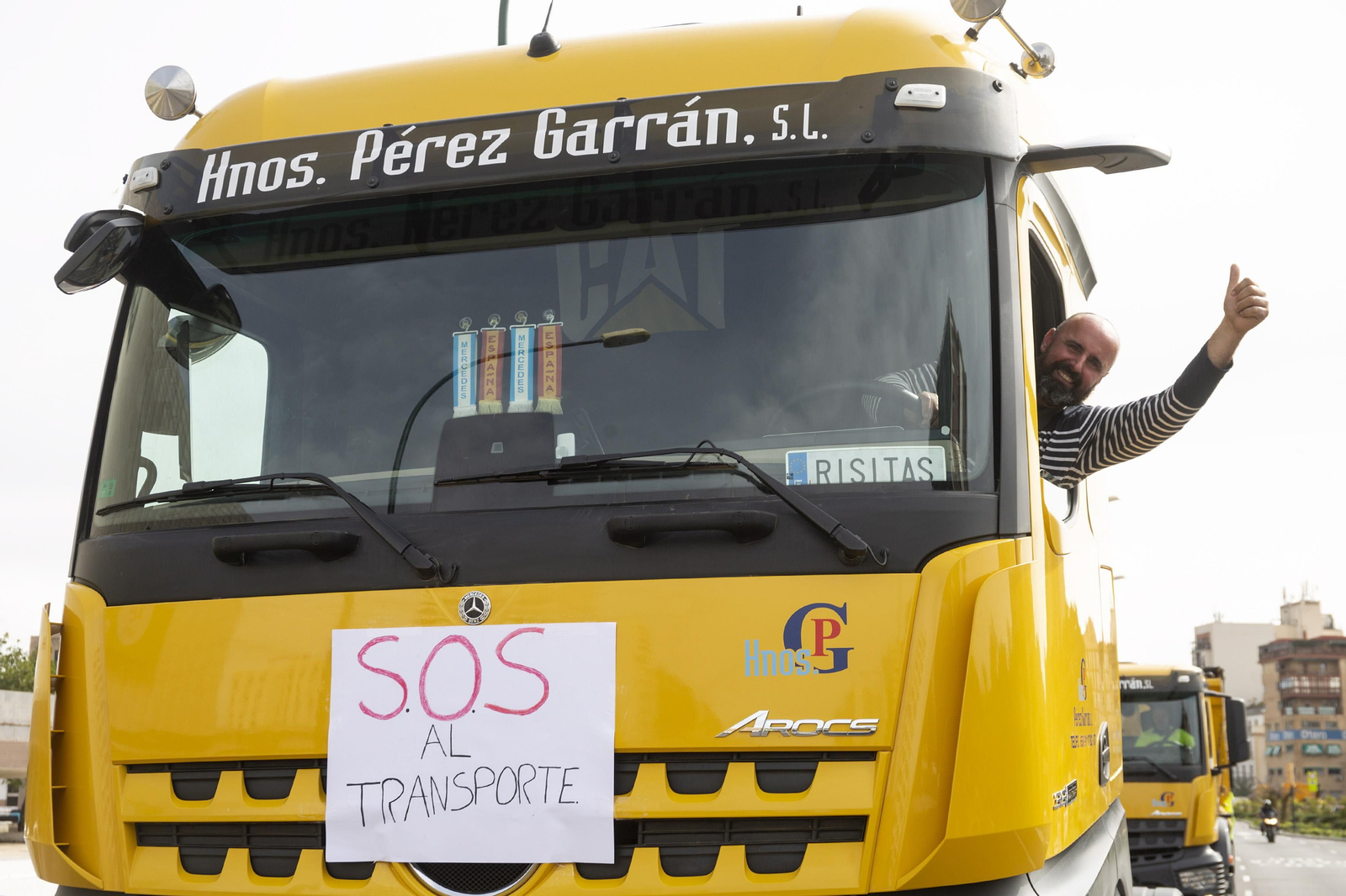 Camionero se manifiesta por la subida del combustible en la capital malagueña. Camionero se manifiesta por la subida del combustible en la capital malagueña.