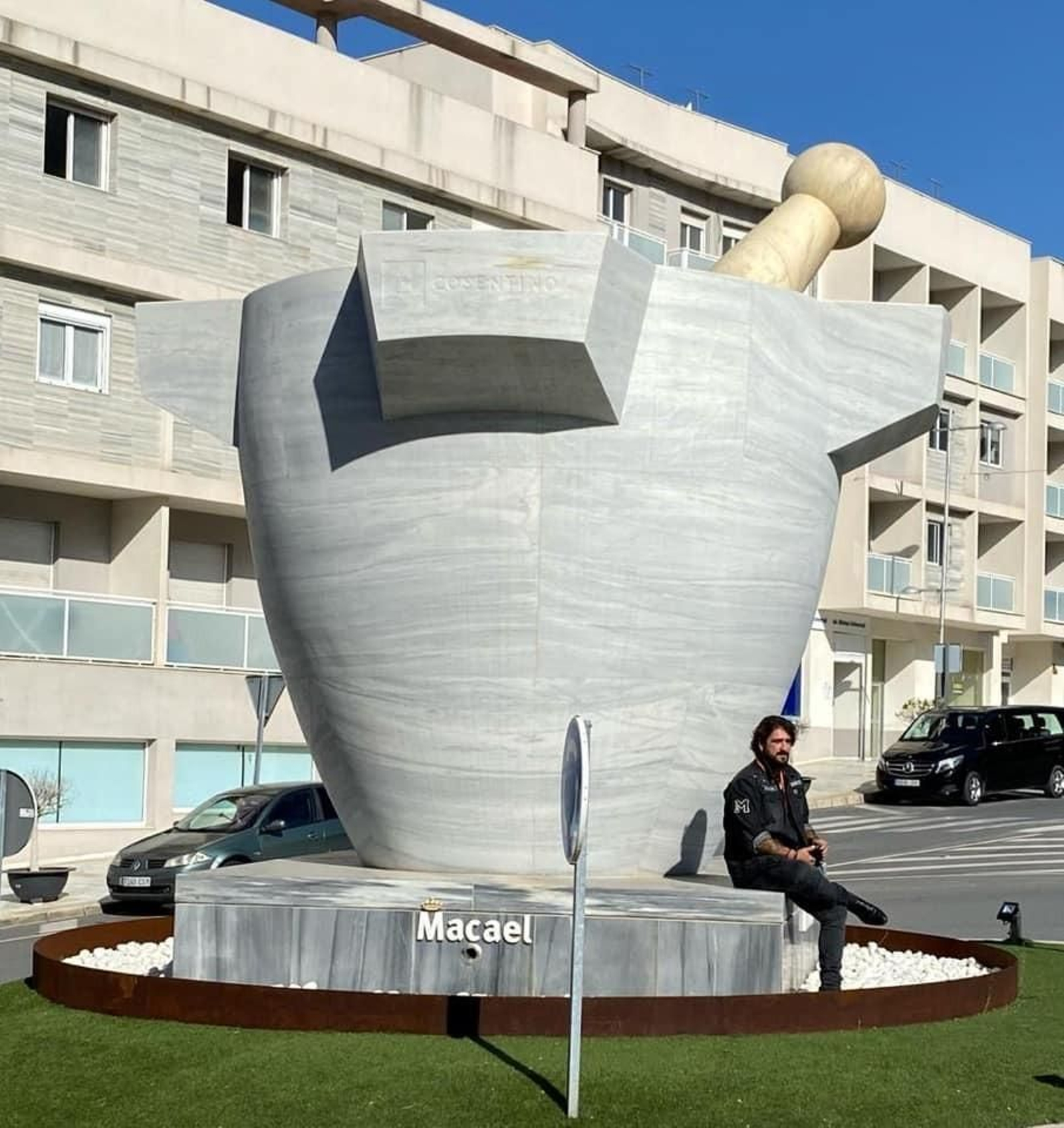 El principal acceso a Macael acoge el mortero más grande del mundo