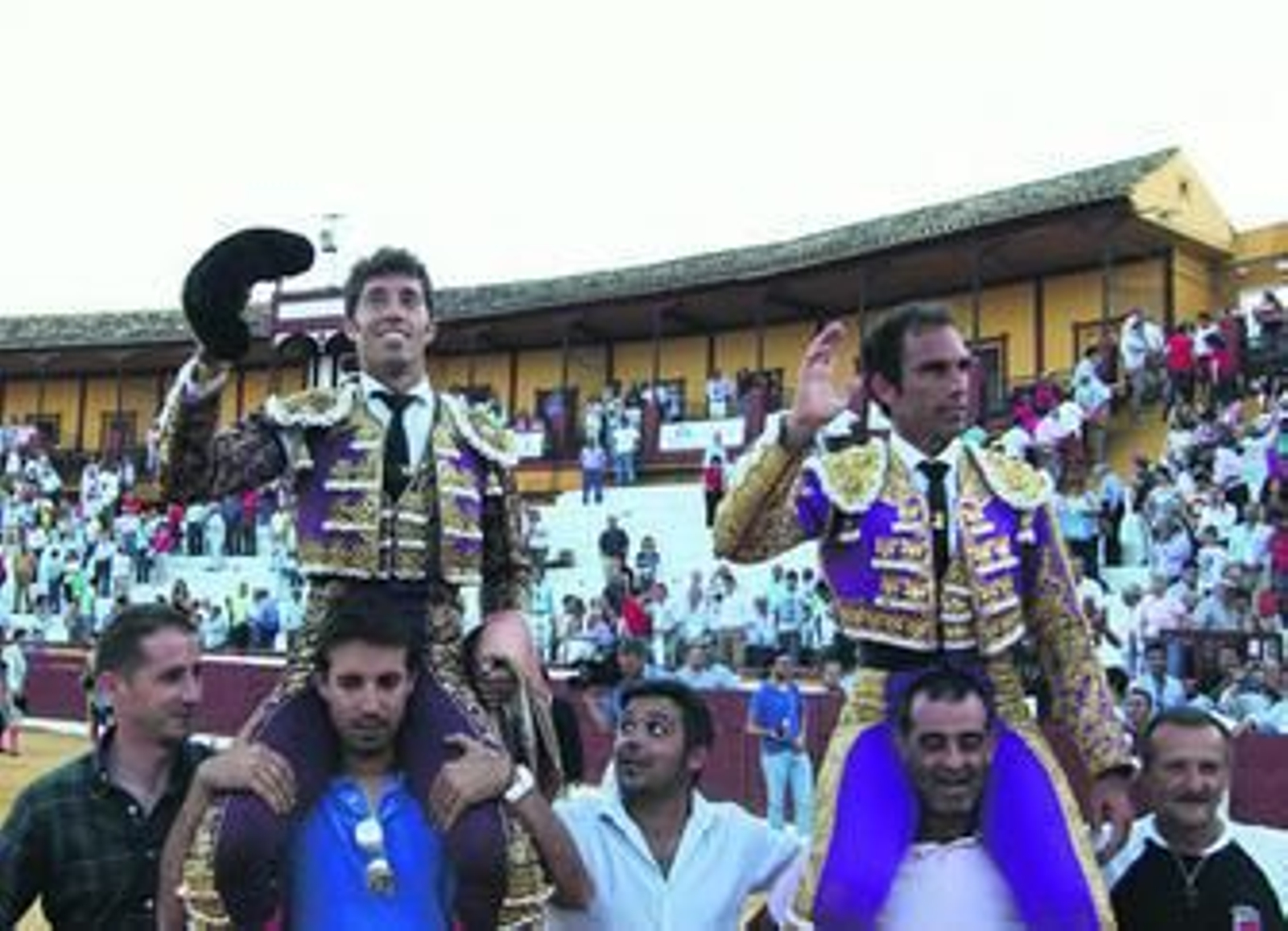 Escribano y Salvador Cortés salen a hombros Escribano y Salvador Cortés salen a hombros
