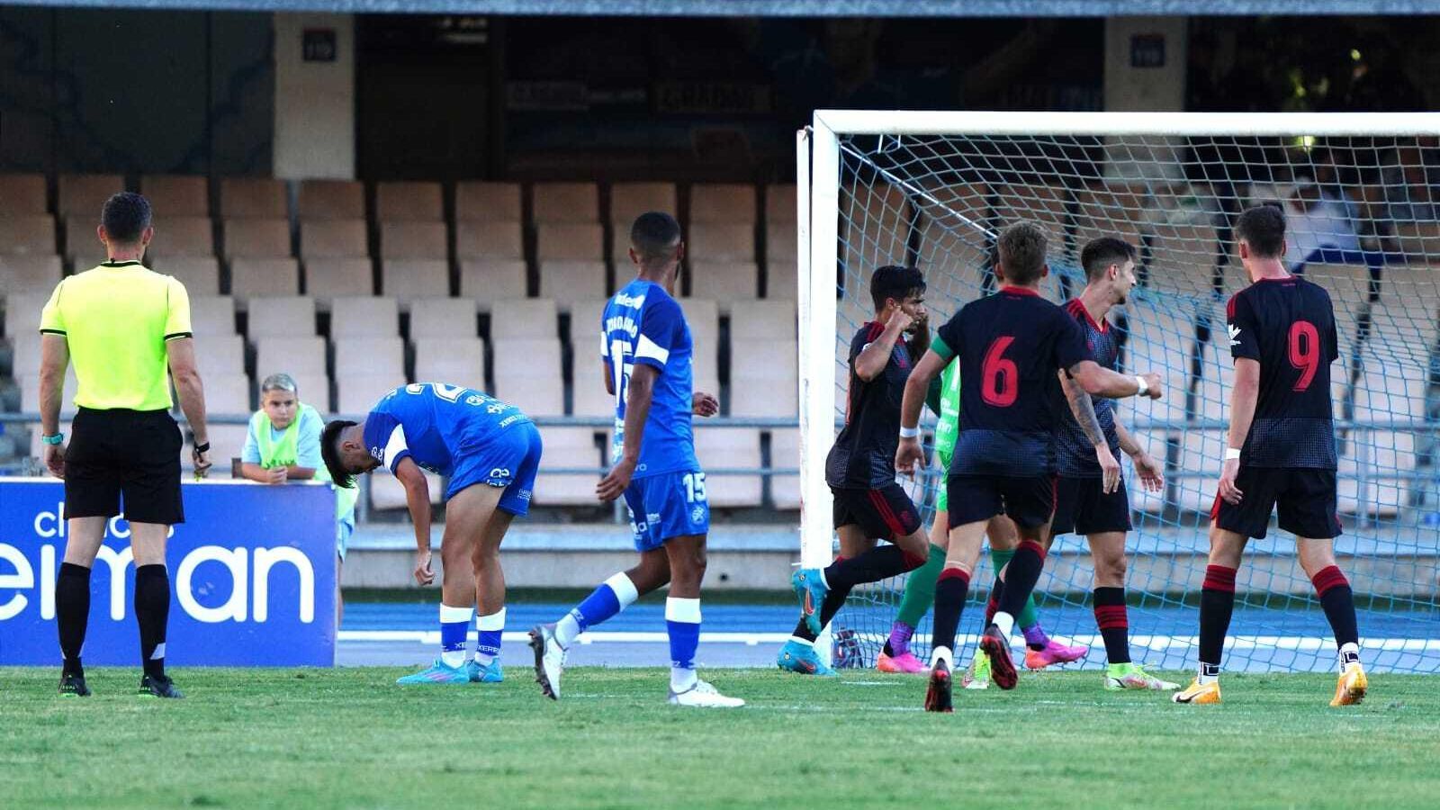Galafate se lamenta mientras los jugadores del Granada celebran el segundo gol.