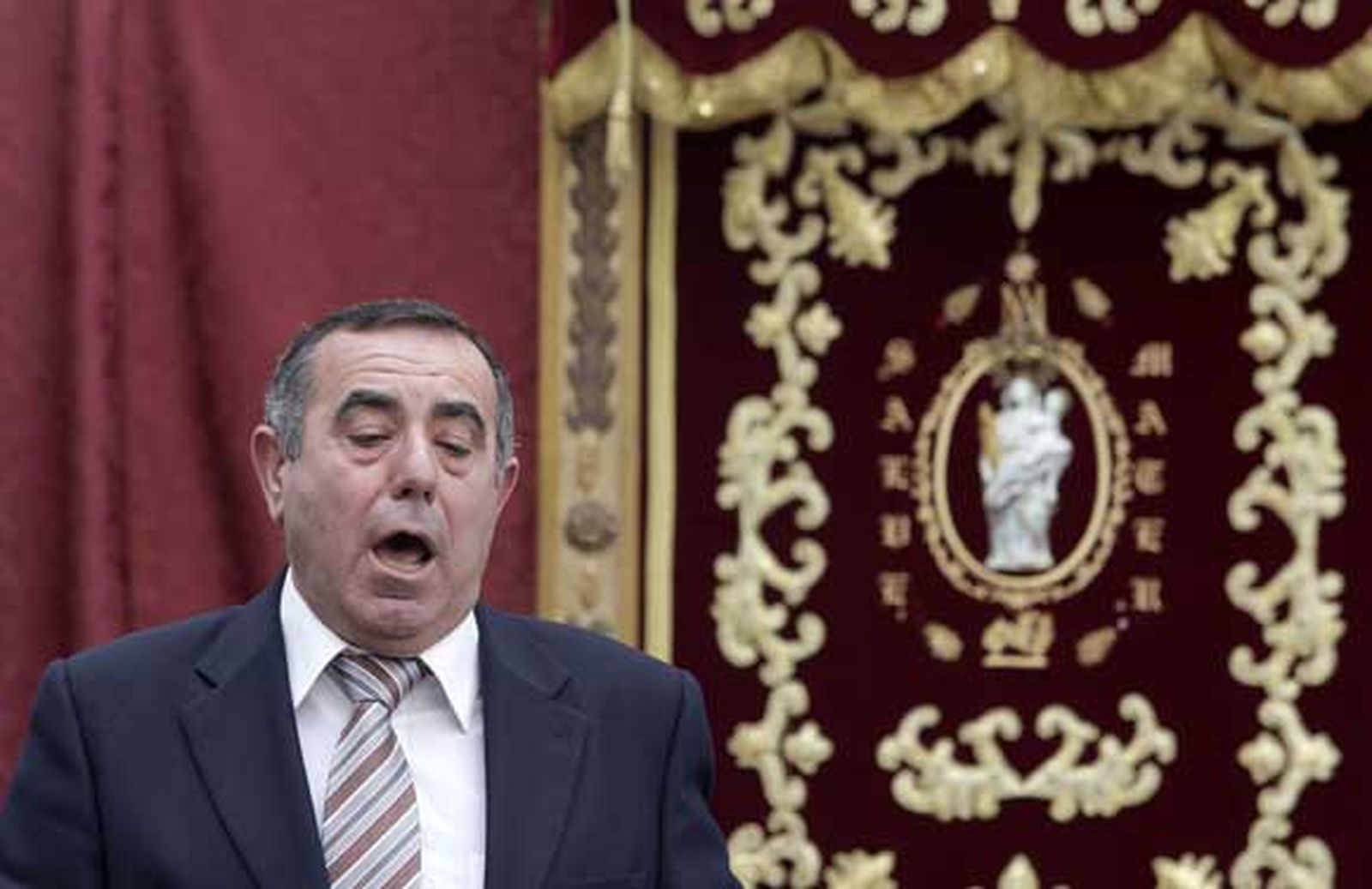 Bedriomo, Ortega y Sanabria acompañan con sus rezos a la presidente de La Levantá, que muestra con emoción todos sus recuerdos cofrades./Erasmo Fenoy

Foto: Erasmo Fenoy