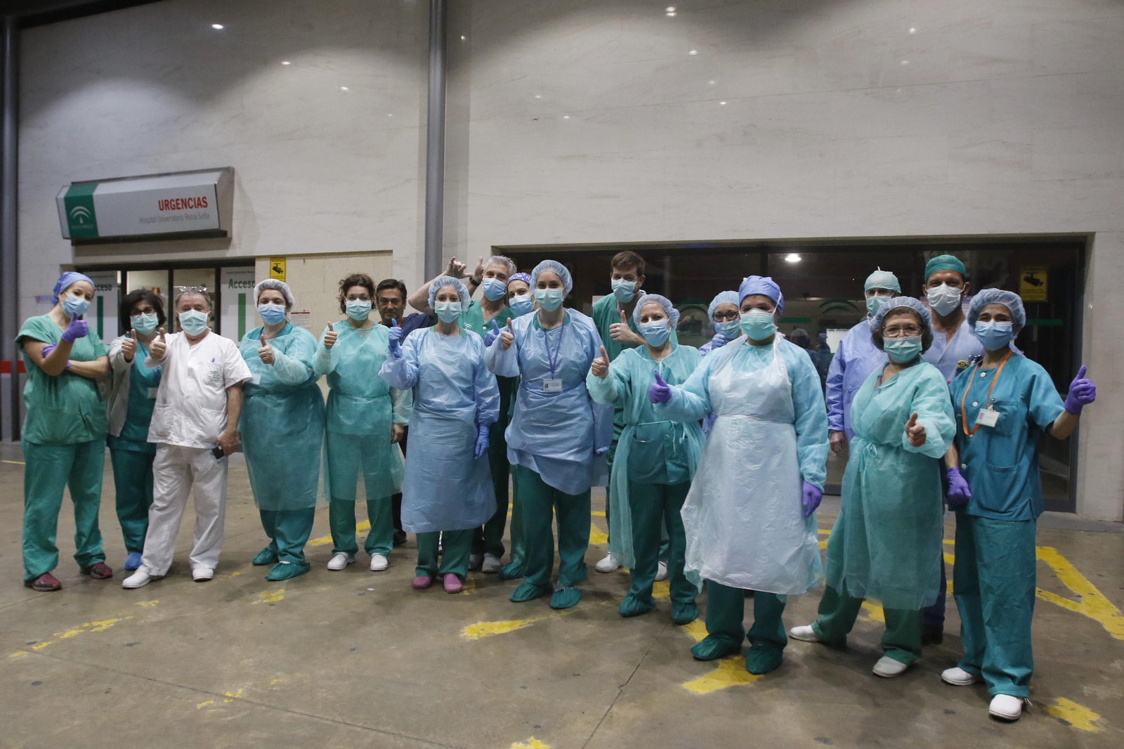 Los profesionales del Hospital Reina Sofía de Córdoba devuelven los aplausos de los cordobeses