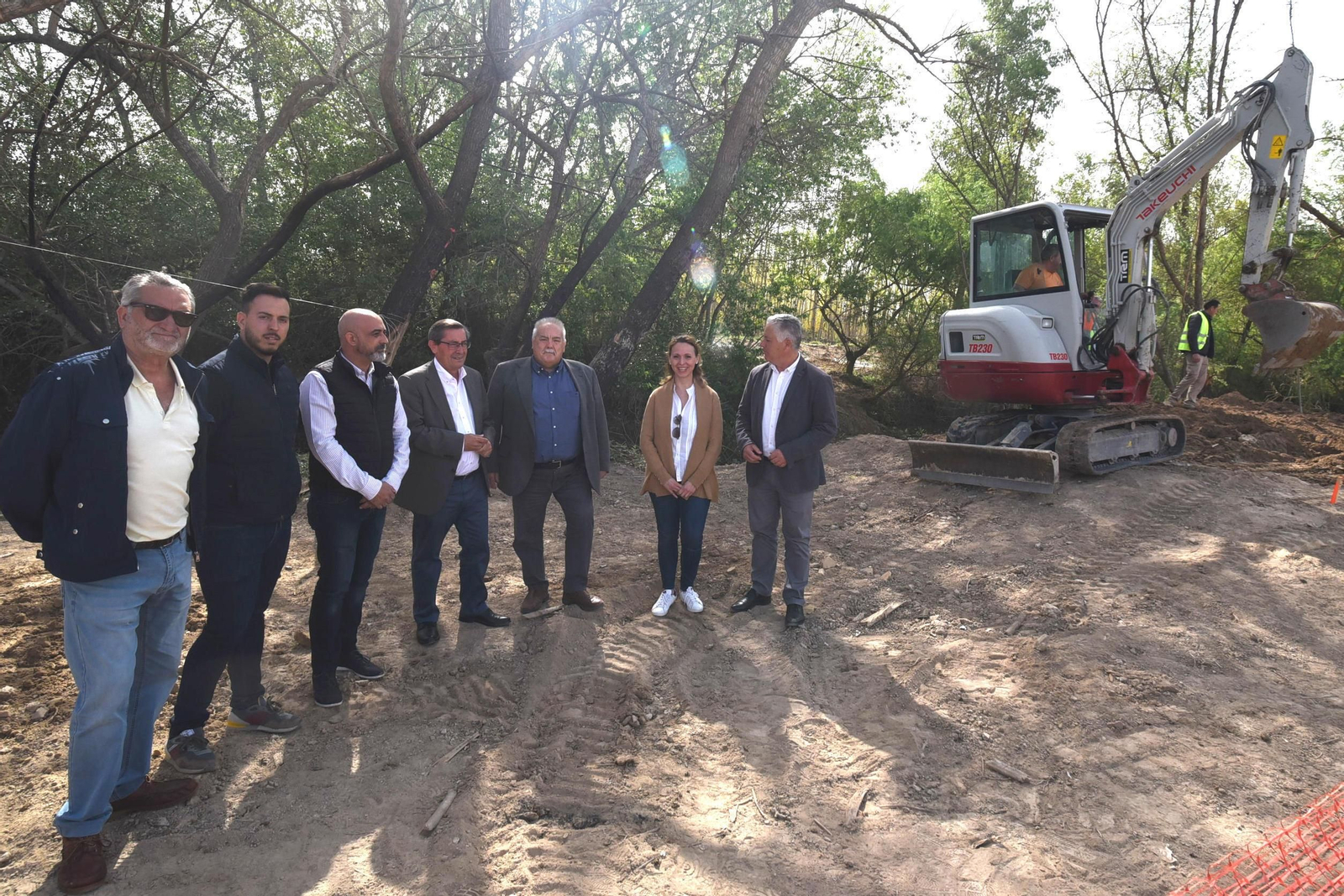 Imagen de la visita a las obras del puente sobre el río Cubillas