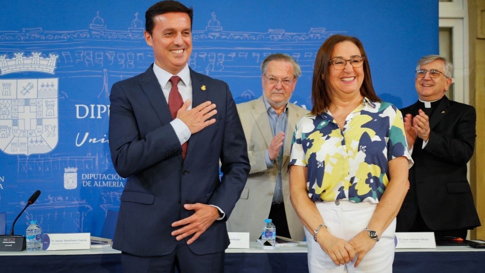 Fini Salvador, junto a Javier A. García tras la entrega del Escudo de Oro de la Cofradía.