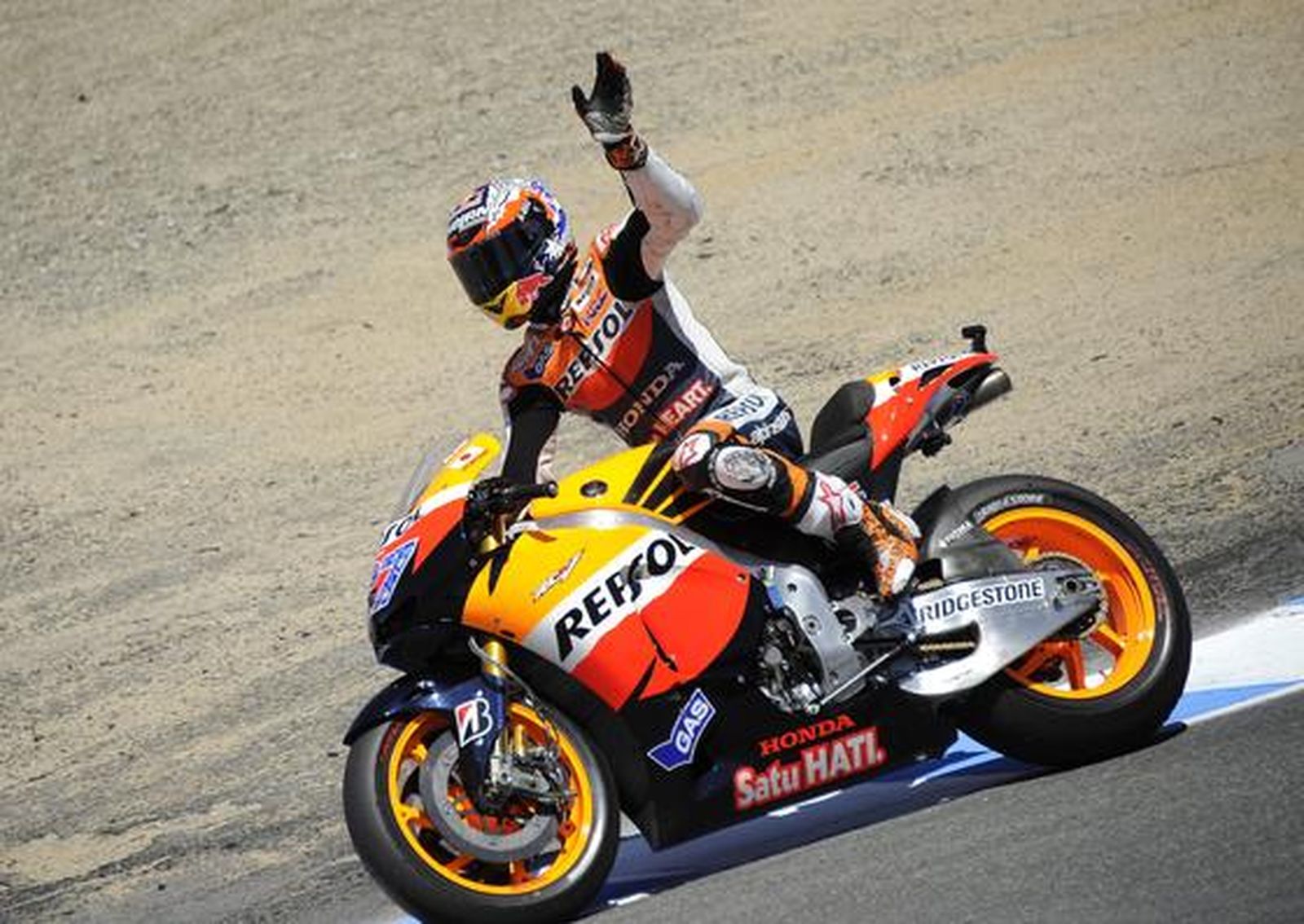 Stoner doblega a Lorenzo y aumenta su ventaja en el mundial

Foto: EFE