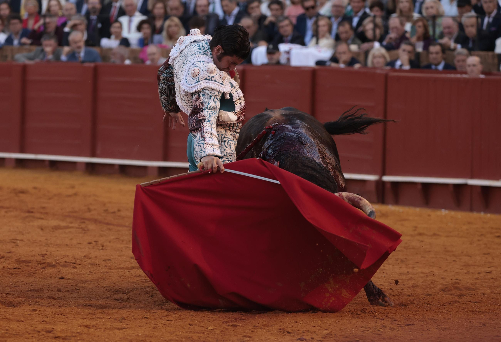 Las imágenes de los toros en Sevilla con Morante de la Puebla, José María Manzanares y Talavante