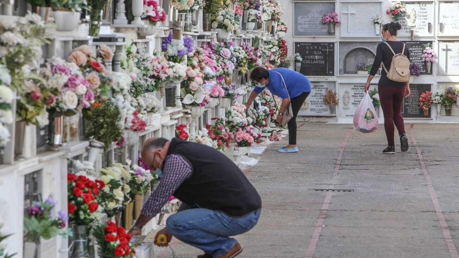 Visitas en el cementerio en las vísperas del Día de los Difuntos.
