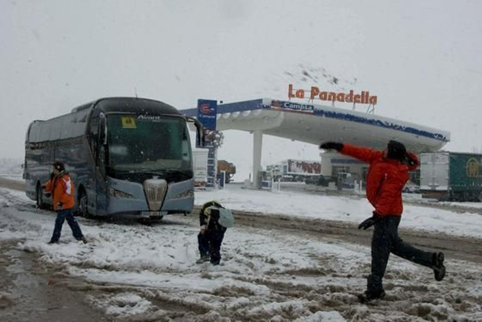 Una intensa nevada cubre Barcelona y a casi toda Cataluña. /EFE · AFP Photo · Reuters
