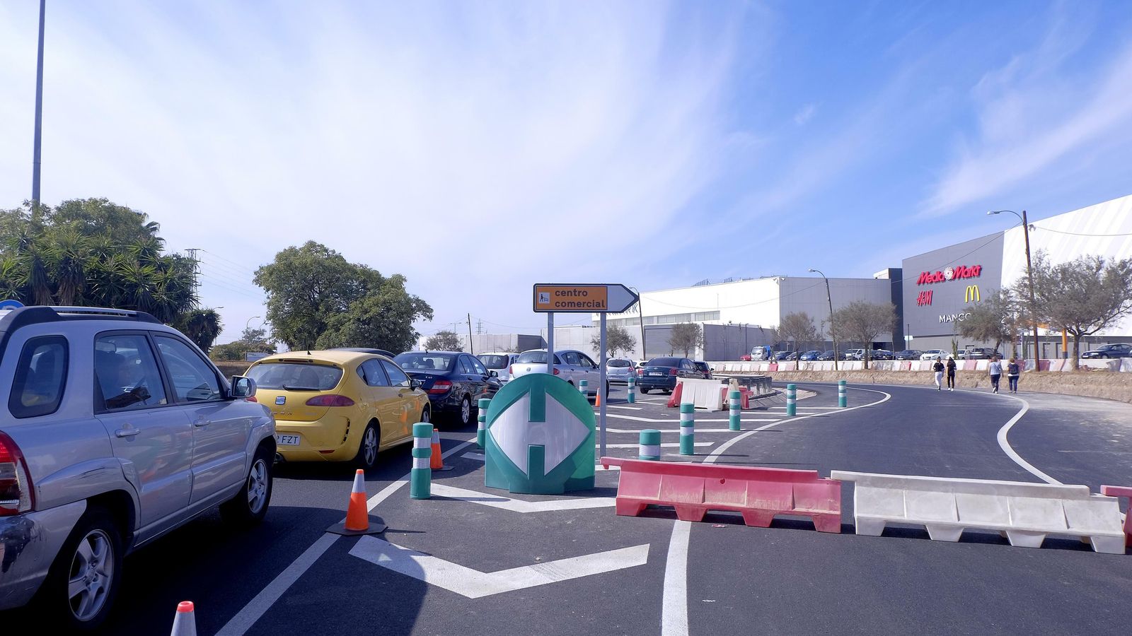 Fila de coches en uno de los accesos al centro comercial.