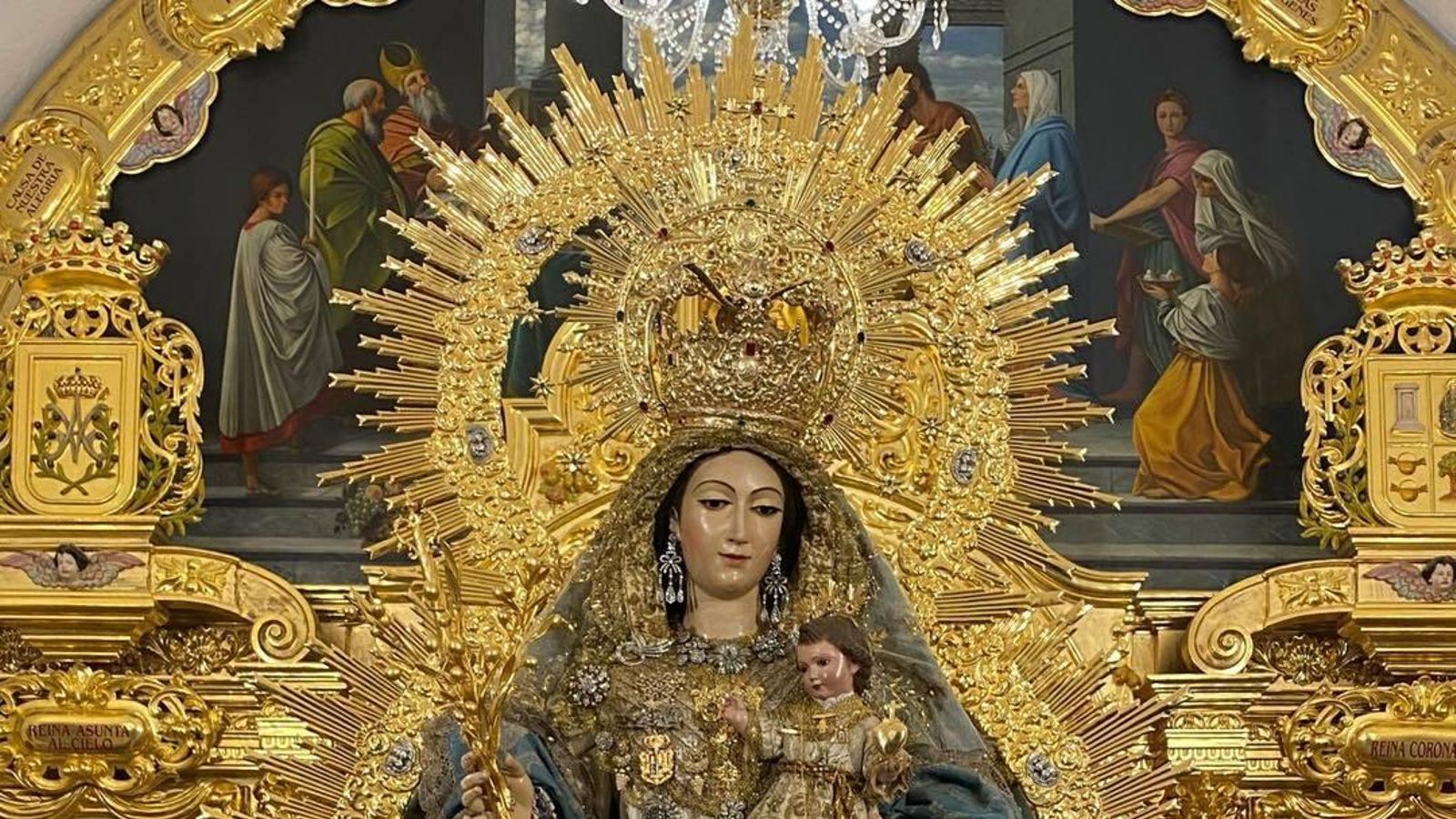 La Virgen de la Oliva, patrona de Salteras, preparada para participar en la procesión del Corpus. La Virgen de la Oliva, patrona de Salteras, preparada para participar en la procesión del Corpus.