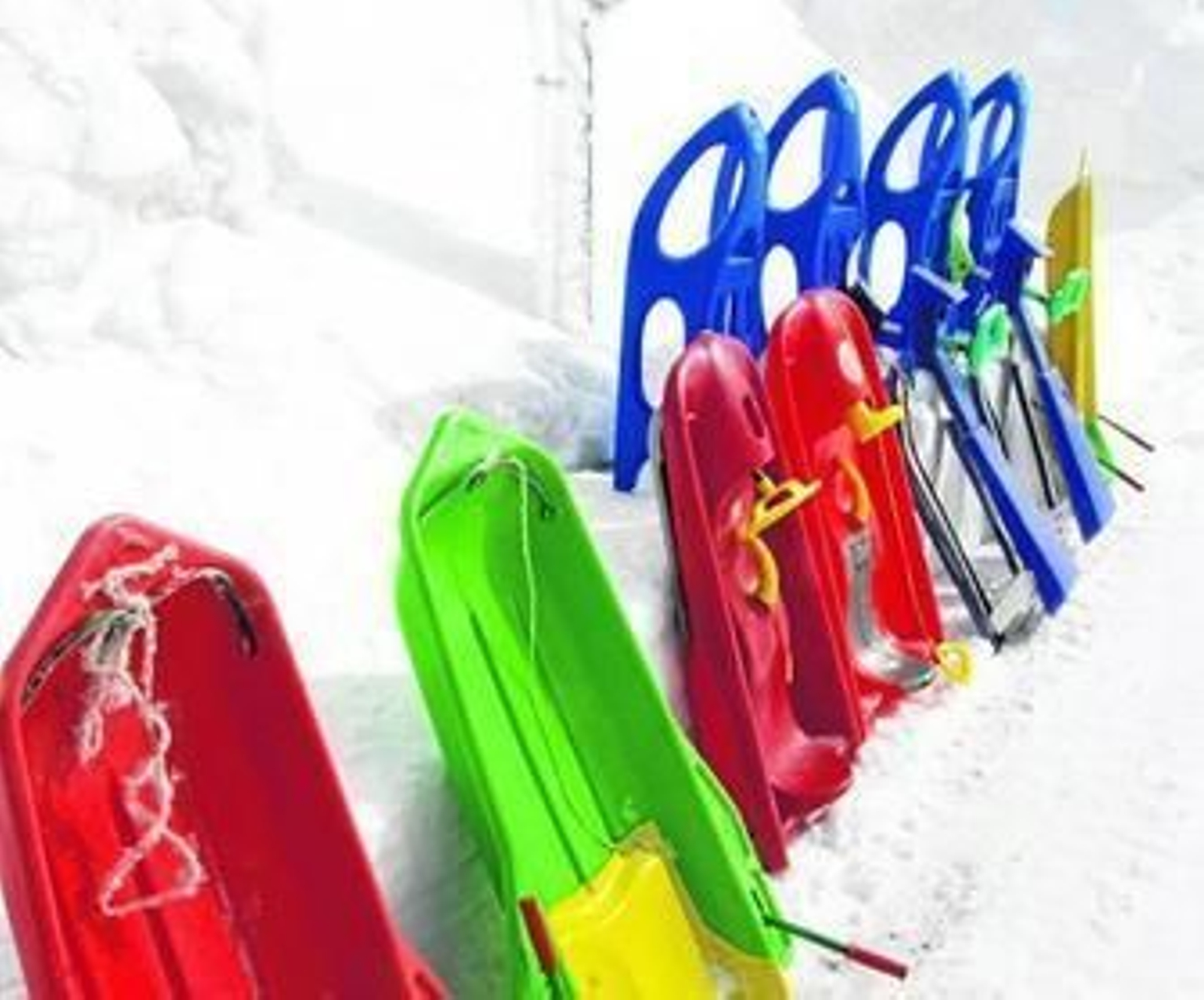 En invierno la Hoya de la Mora se llena de trineos y otras actividades de nieve sin regulación.