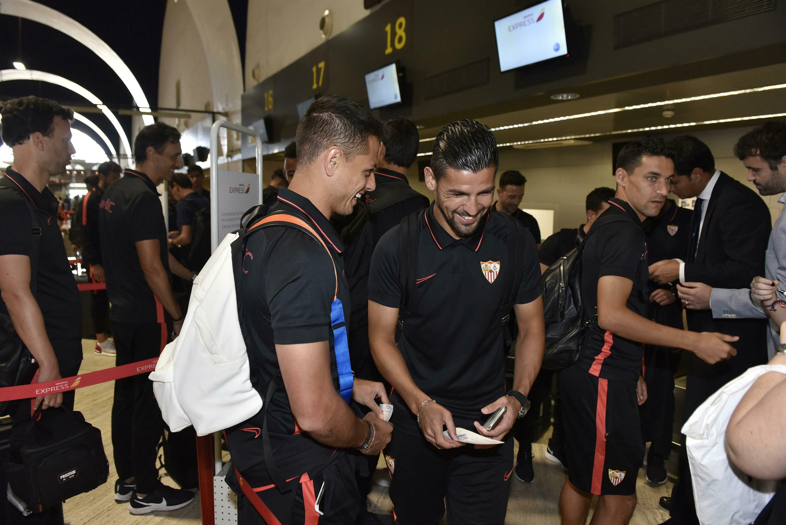 Chicharito y Nolito sonríen antes de la salida para Barcelona con Jesús Navas en segundo plano.