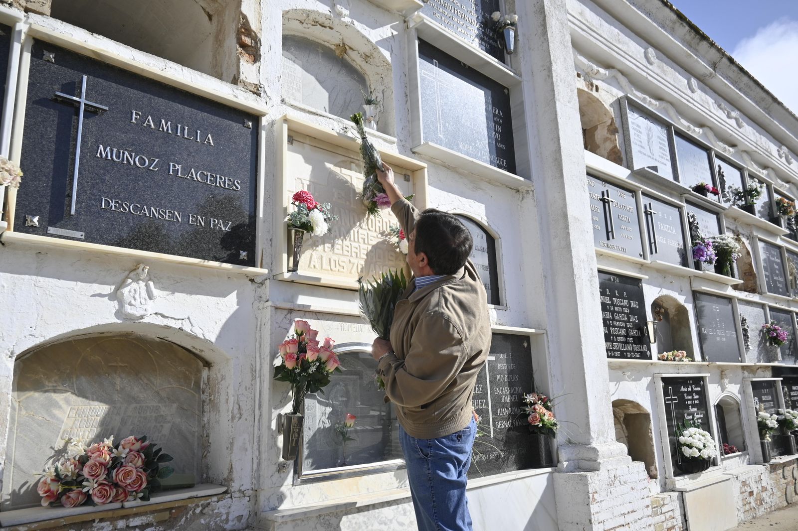 Ambiente en el cementerio de Huelva para el día de todos los Santos.