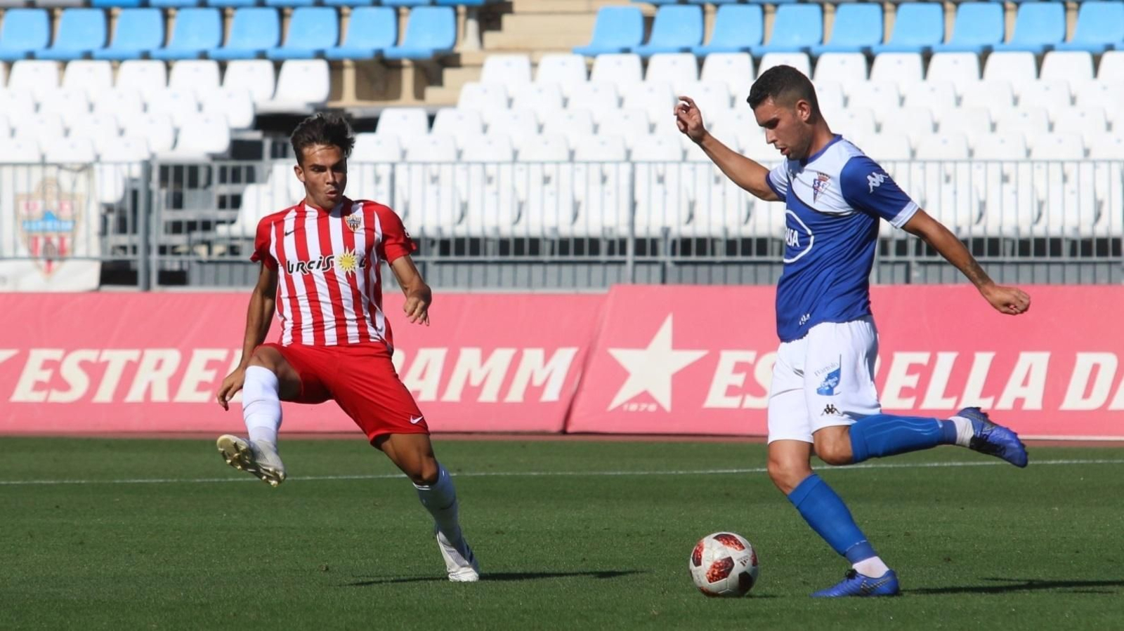 Dani Albiar presiona al visitante Colo.