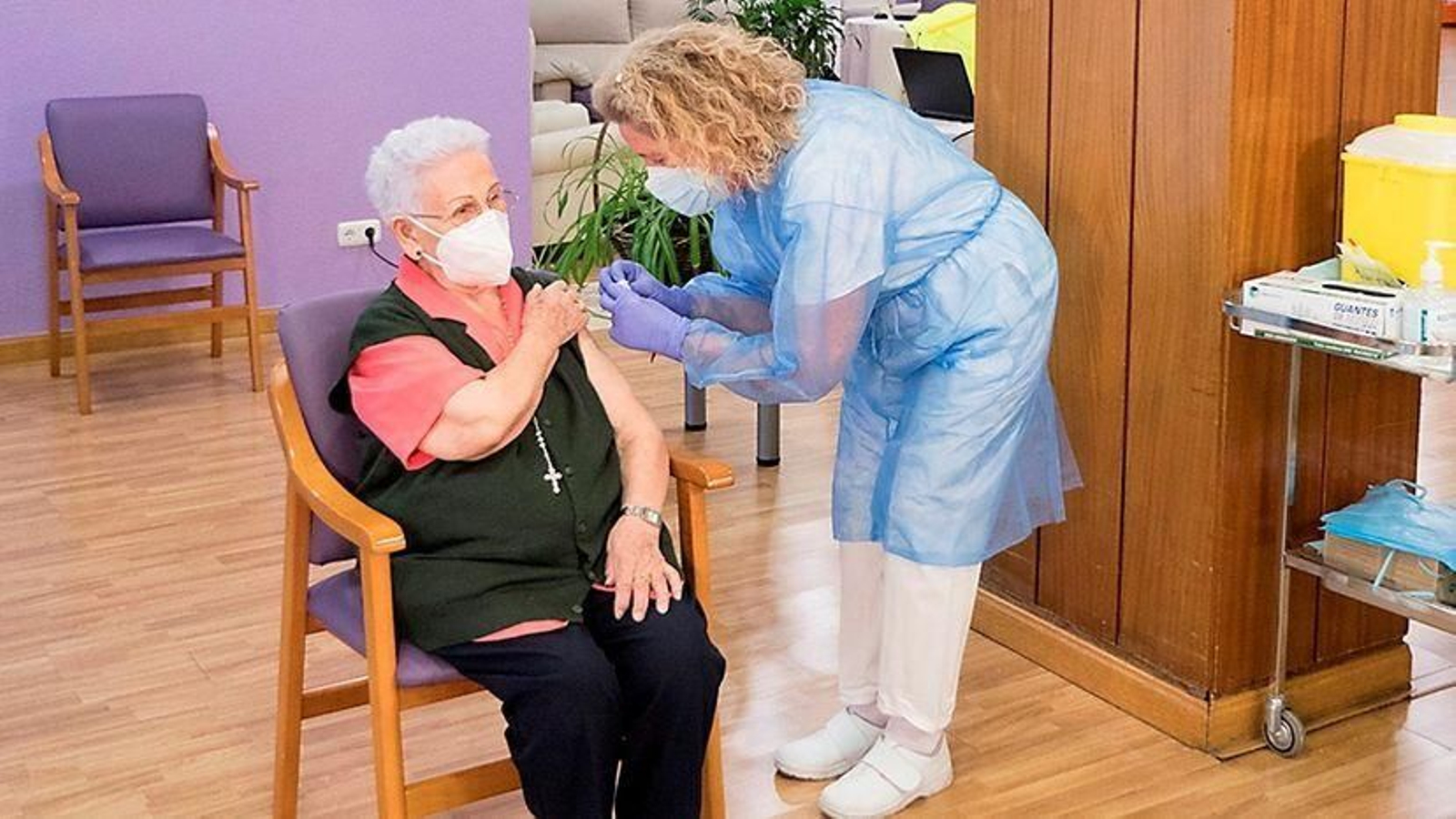 Araceli Hidalgo recibiendo la vacuna contra la covid