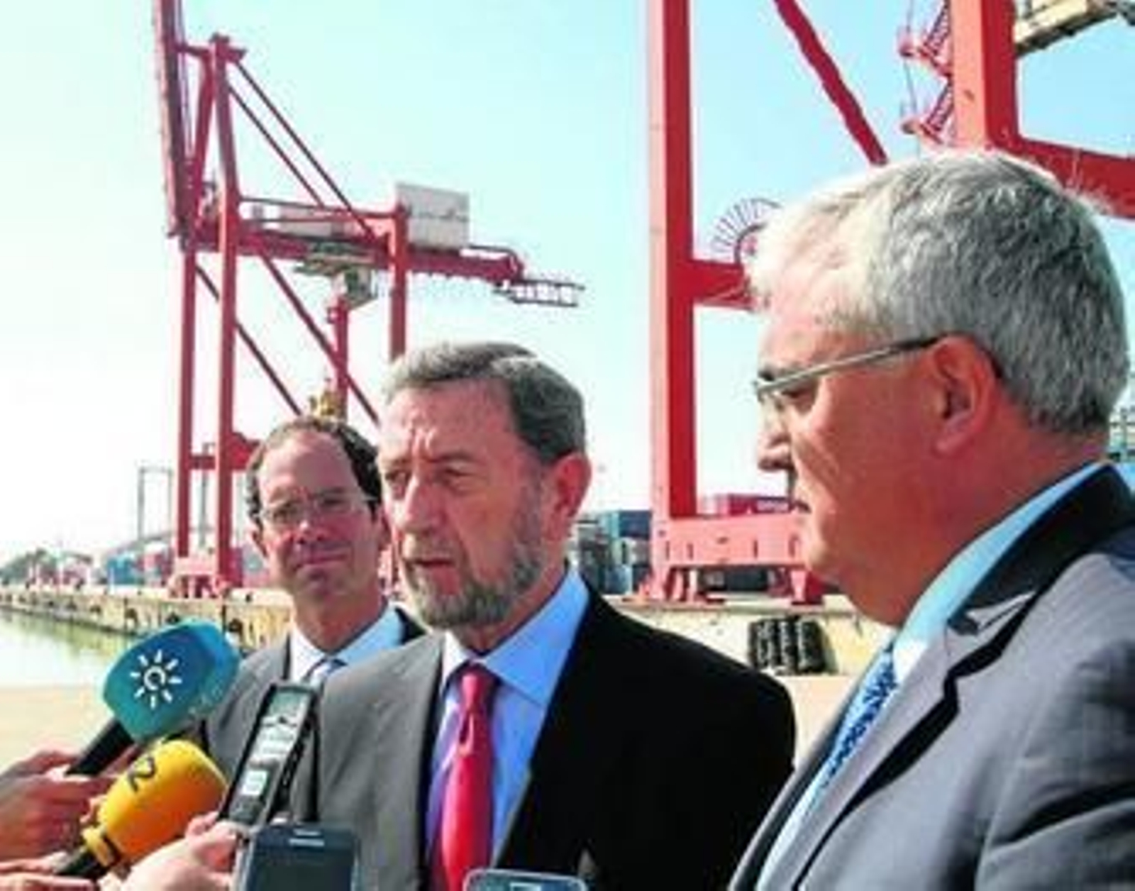 Manuel Gracia (presidente del Puerto) y, a su derecha, el consejero Antonio Ramírez Arellano, ayer.