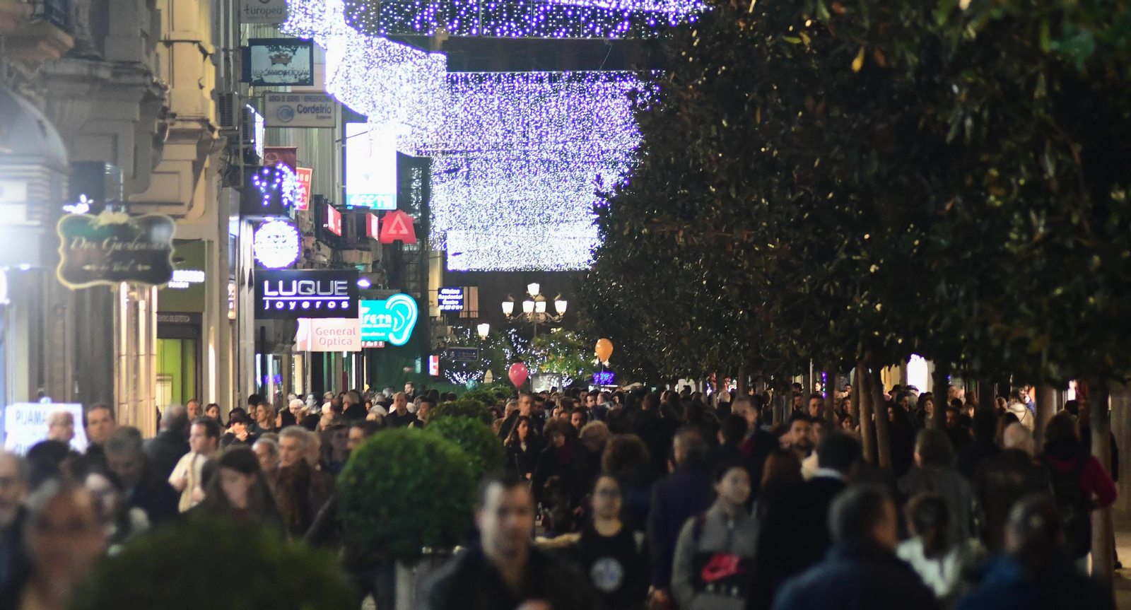 Una calle del Centro, iluminada para la Navidad. Una calle del Centro, iluminada para la Navidad.
