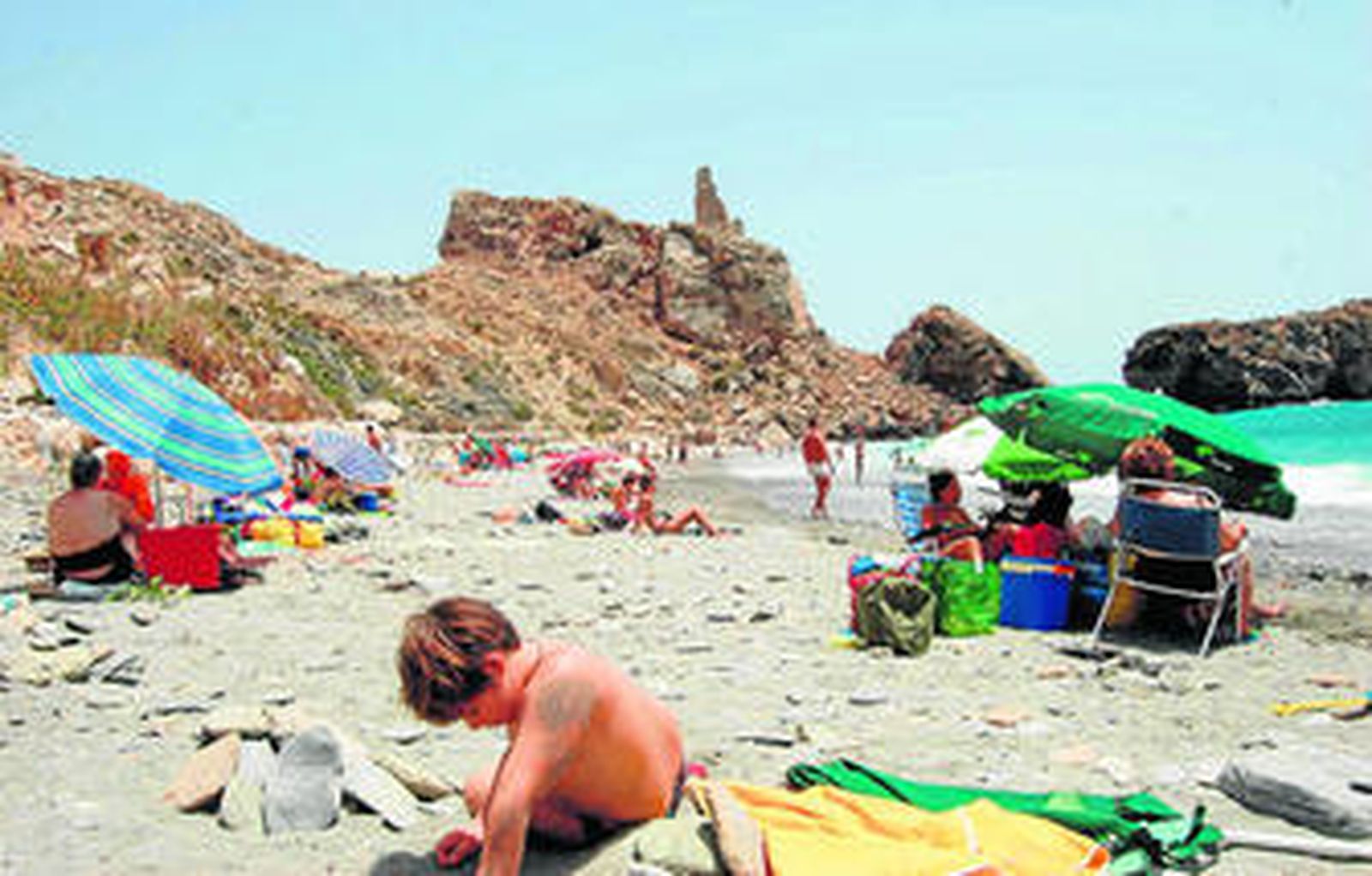 Al fonde se puede distinguir los restos de una torre que, en otros tiempos, sirvió como atalaya defensiva contra los ataques de piratas.