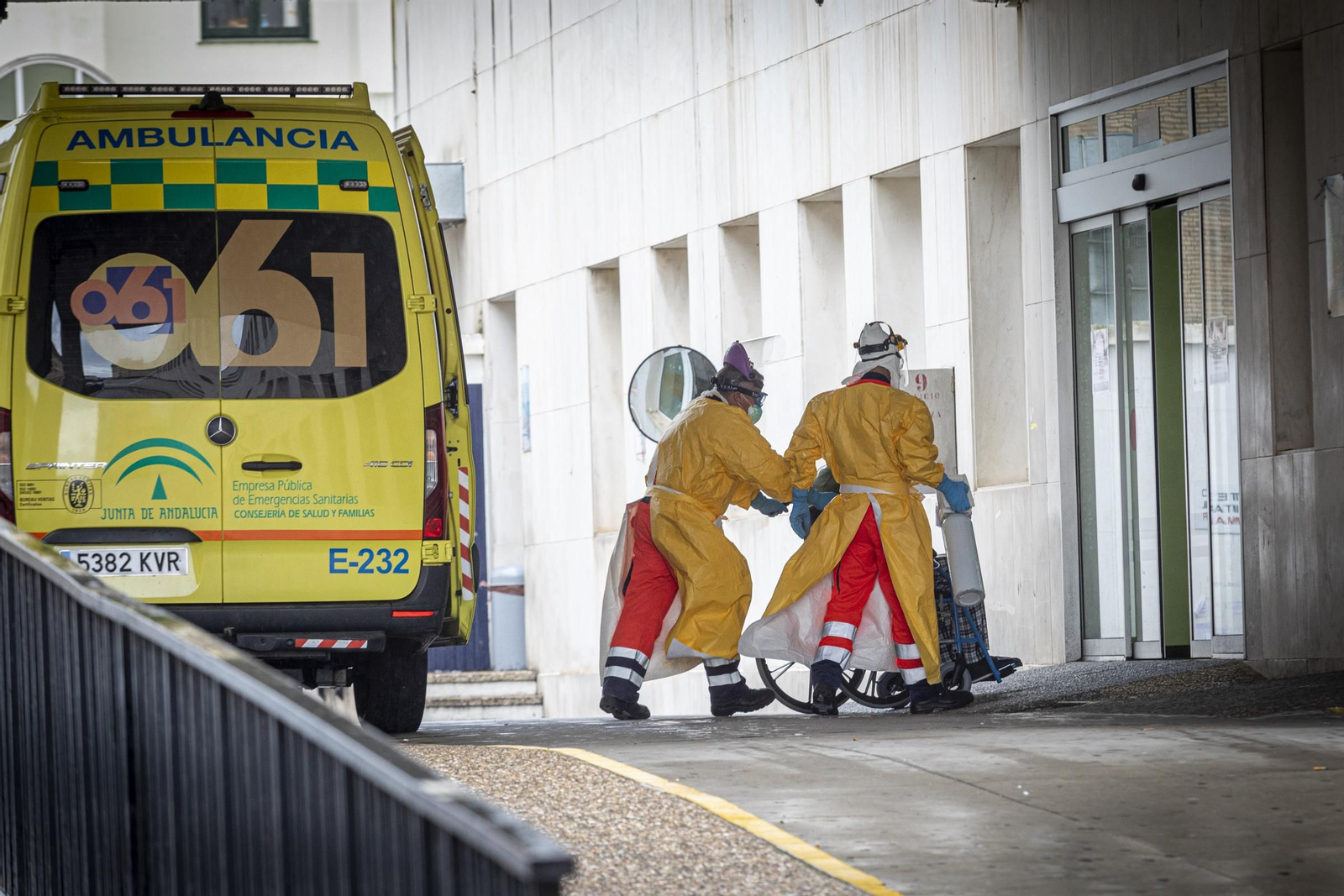 Personal sanitario en las urgencias del hospital Puerta del Mar