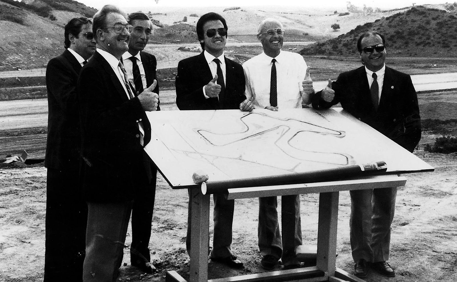 Pedro Pacheco mostrando el trazado del circuito en 1983 sobre el terreno en el que se construiría