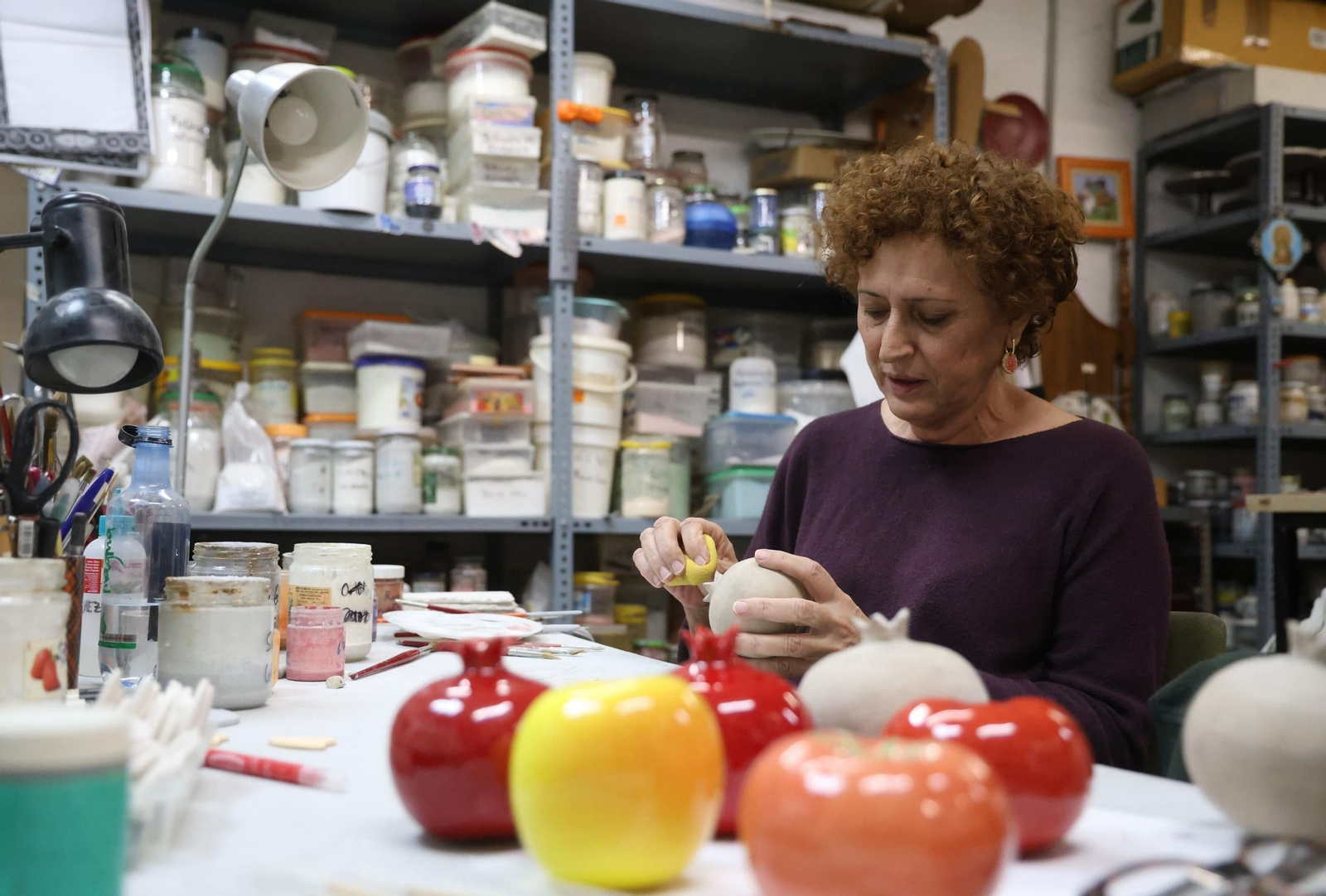 María Rengel, diseñadora artesanal en su taller