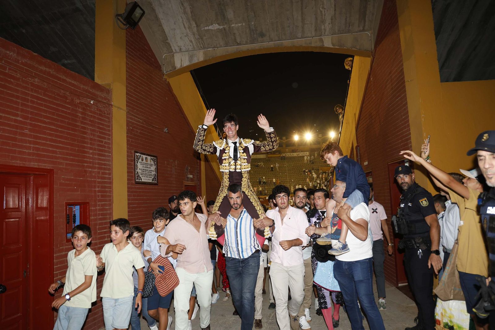 Una decepcionante corrida de Miura con Esaú Fernández a hombros cierra Algeciras