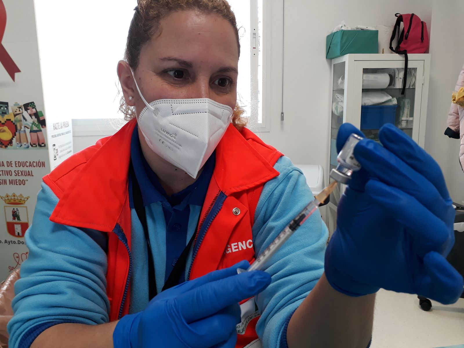 Una enfermera en el centro de vacunación fijo en Los Montecillos, en Dos Hermanas.