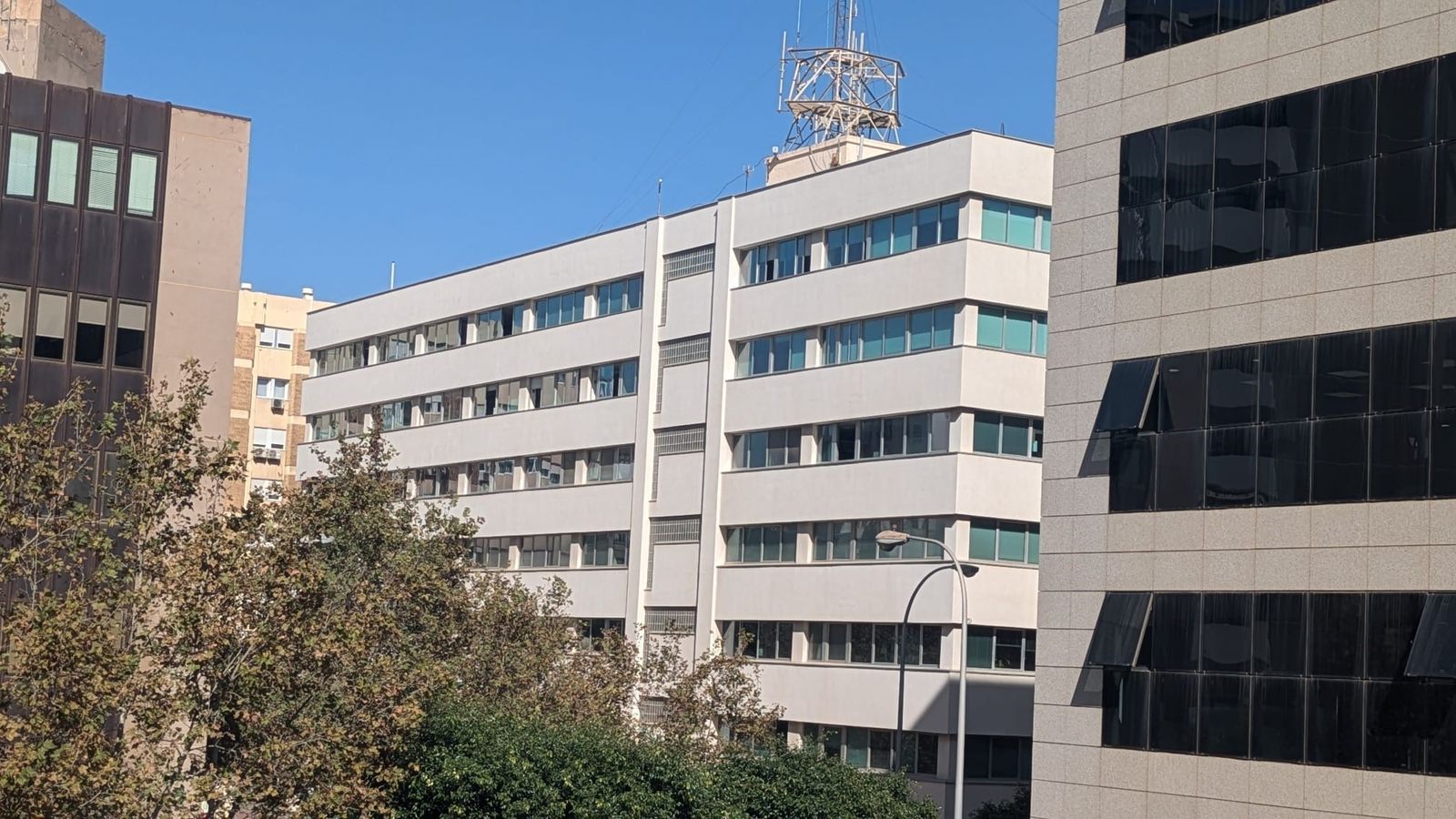 Fachada del edificio administrativo de la Junta en Nuevos Ministerios