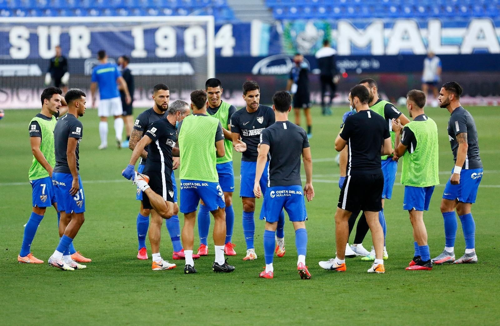 Los jugadores del Málaga CF, calentando