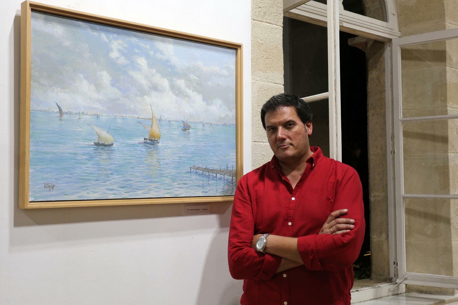 Una imagen de Adrián Ferreras junto a uno de los cuadros de su muestra.