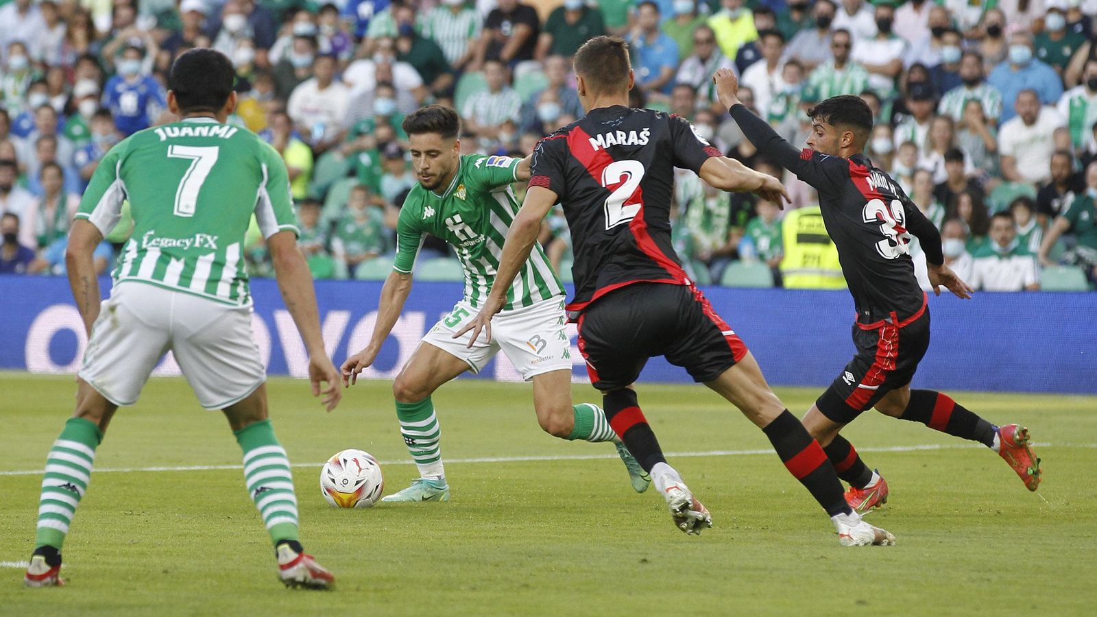 Álex Moreno se dispone a rematar con la diestra para el 1-0.