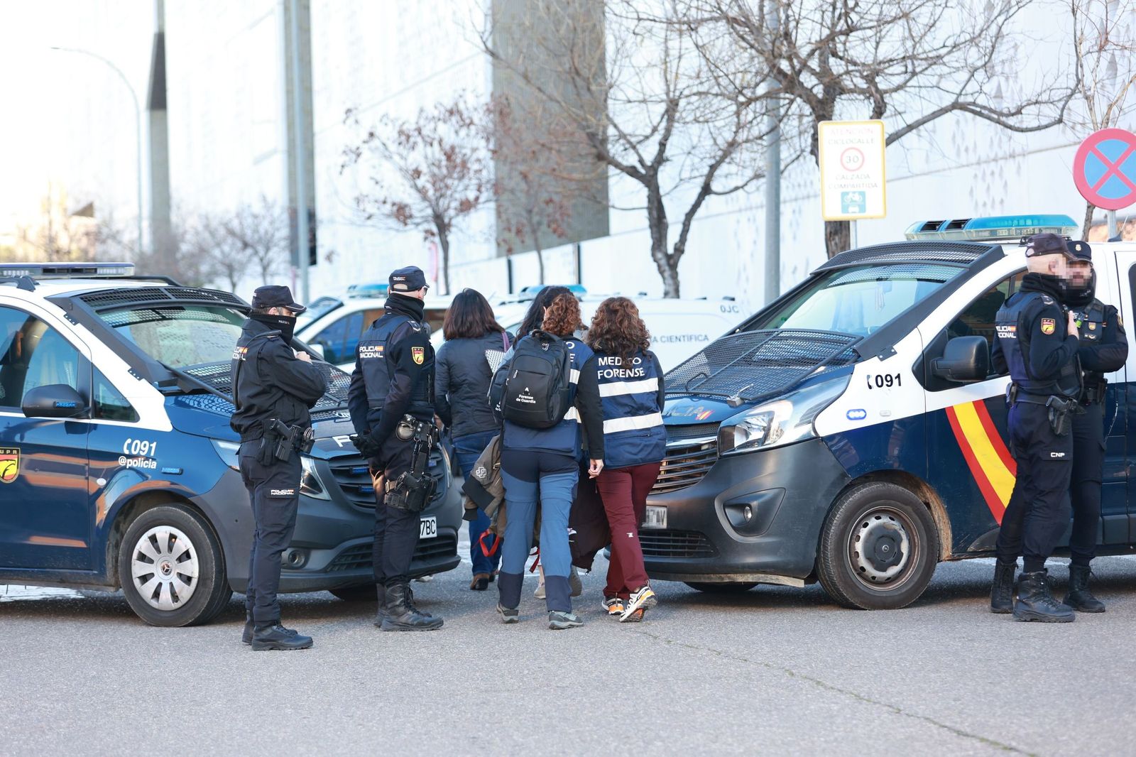 Un grupo de médicas forenses entra en el Instituto de Medicina Legal de Córdoba.