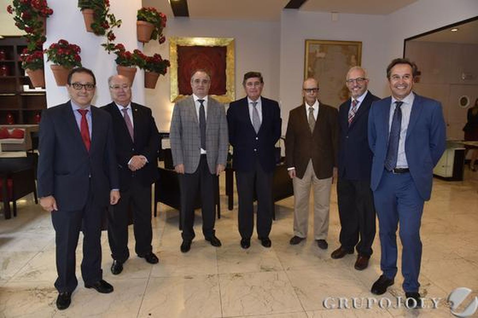 Los representantes de los colegios de farmacéuticos Juan Pedro Risquez, Manuel Fuentes, Antonio Mingorance, Manuel Pérez, Francisco Peinado, Manuel Ojeda y el directivo de Almirall Manuel Ponce. / Reportaje gráfico: Juan Carlos Vázquez y Victoria Hidalgo