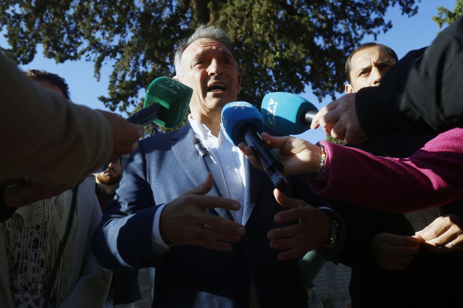La ofrenda floral a las víctimas del franquismo con motivo del 50 aniversario del fin de la dictadura, en imágenes