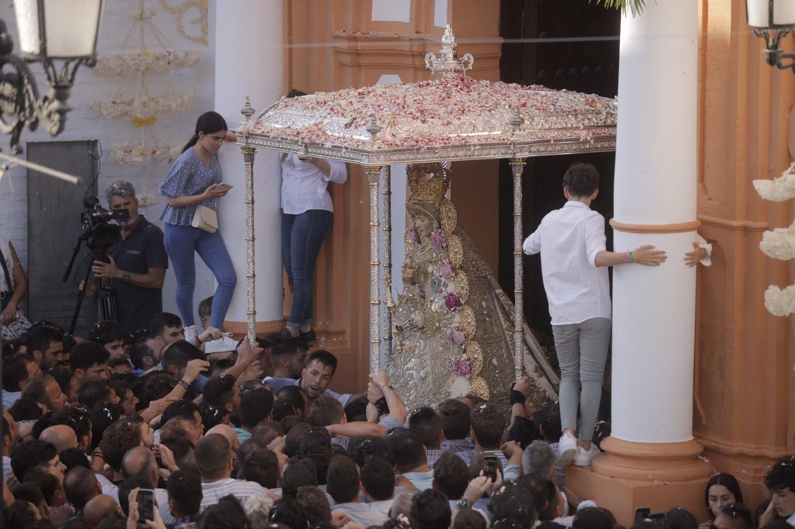La Virgen del Rocío regresa a la iglesia tras 13 horas de procesión, en imágenes