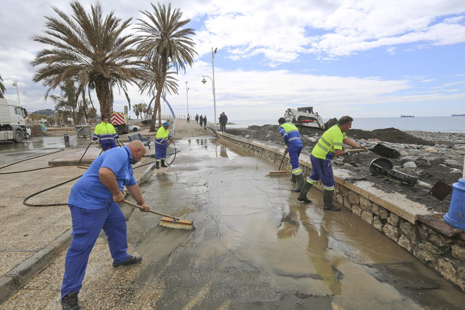 Las fotos de los trabajos en los paseos marítimos y chiringuitos de Málaga para paliar los efectos del temporal