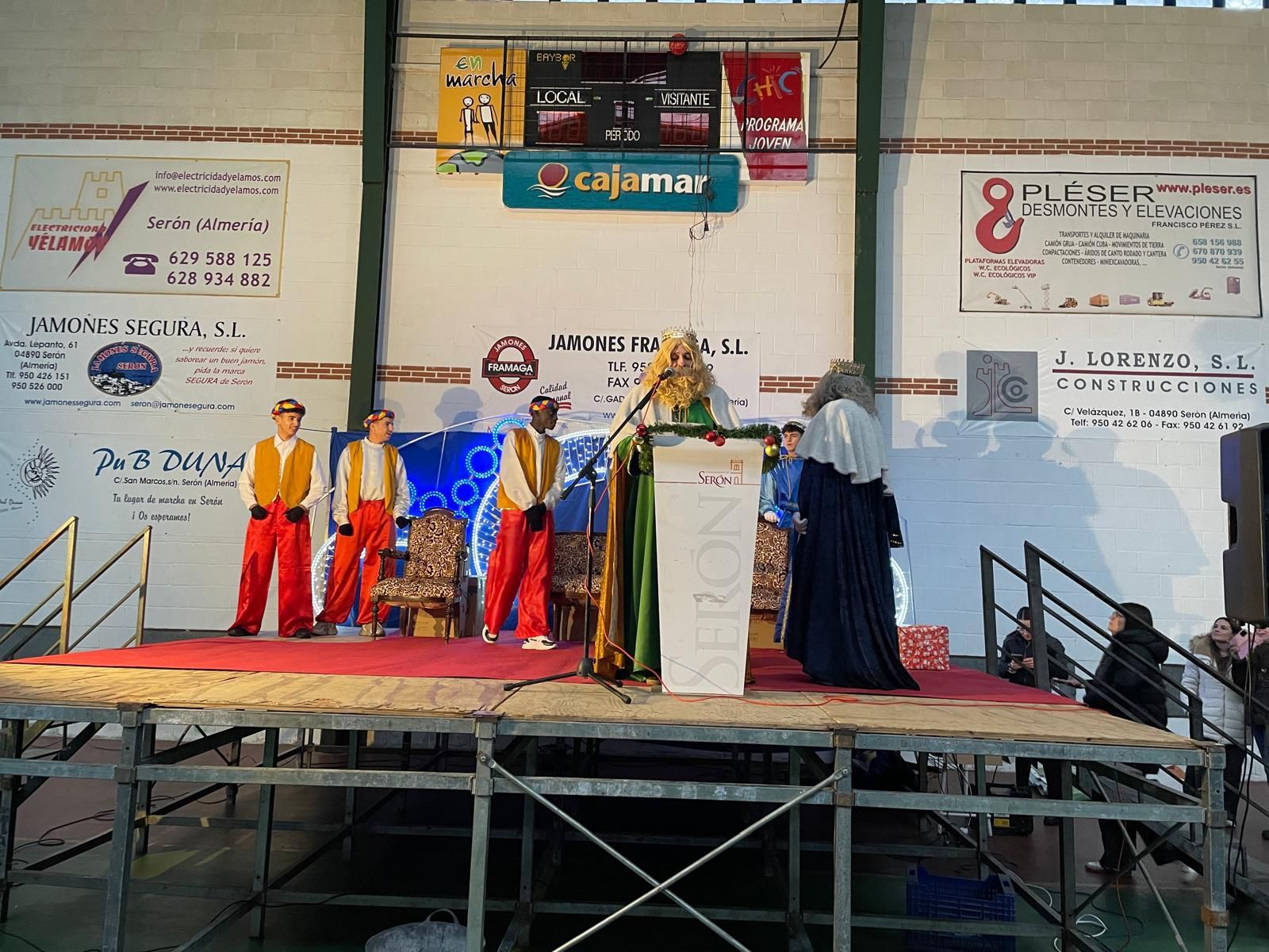 Serón disfruta de la llegada de los Reyes Magos en el Pabellón Municipal y en la residencia de mayores