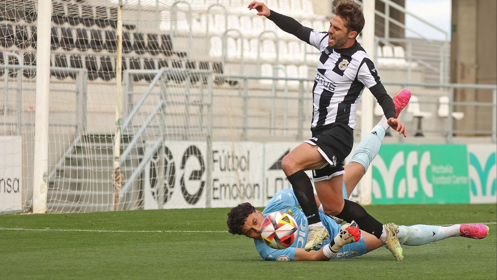 Hernando Almodóvar derriba a Fran Carbià en el Balona-Cádiz Mirandilla de la temporada pasada